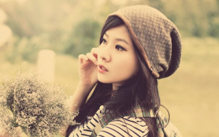 Woman hat holding bush looking - a woman in a hat free wallpaper