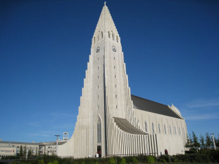 Large white building clock steeple - a large white building free wallpaper