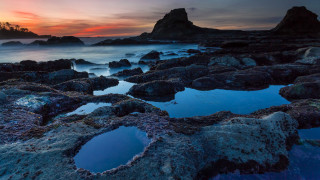Sunset rocky beach water foreground 3 - a sunset over a rocky beach free wallpaper