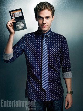 Man holding cell phone tie - a cell free wallpaper