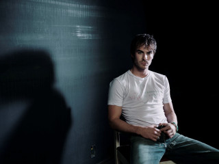 Man sitting dark room shadow - the corner free wallpaper