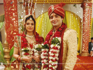 Man woman indian attire posing 3 - a picture together in front free wallpaper
