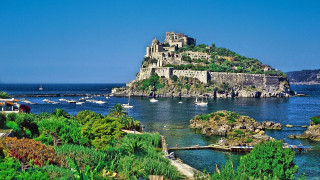 Castle island ocean boats dock 3 - a small island in the middle of the ocean free wallpaper