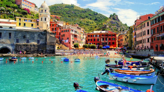 Boats water city hill background - steep free wallpaper