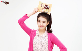 Young woman chips head smile - aaa game free wallpaper