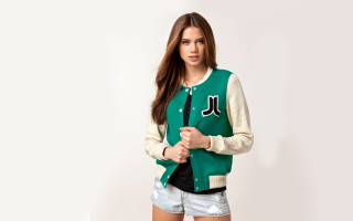 Woman green jacket white shorts - her pocket free wallpaper
