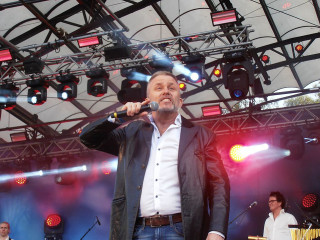 Man stage microphone singing performance 3 - david dougal williams free wallpaper