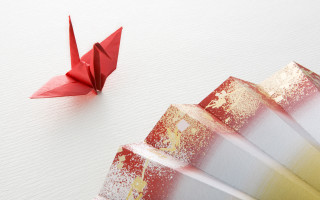 Red origami bird white table - a white table next free wallpaper