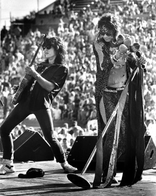 Couple guitars crowd standing performance - guitar free wallpaper