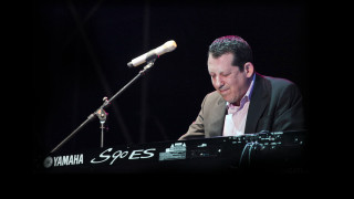 Man suit keyboard microphone stage - ignacio fernandez rio free wallpaper