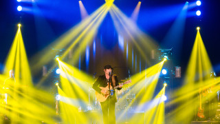 Man guitar stage yellow lights - eric taylor free wallpaper