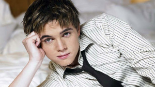 Handsome man tie bed blurry - a tie free wallpaper