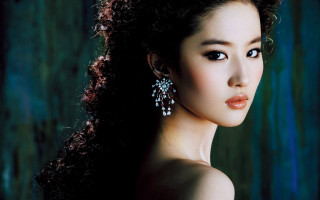 Woman long hair earrings green - long hair and earrings free wallpaper