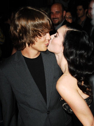 Man woman kissing crowd party - a man and woman free wallpaper