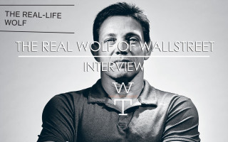 Man looking up crossed hands - lifelike free wallpaper