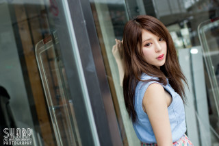 Woman glassdoor handhead looking camera - chizuko yoshida free wallpaper