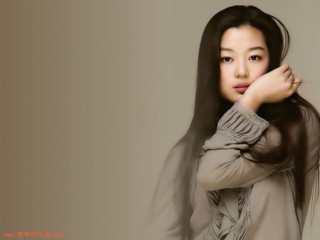 Woman blackhair posing solo makeup - her shoulder free wallpaper