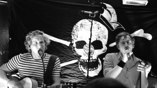 Singing duo skull wall microphones - a skull free wallpaper
