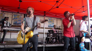 People tent guitars singing microphones - a band free wallpaper