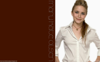 Woman necklace pose smile realistic - her neck free wallpaper