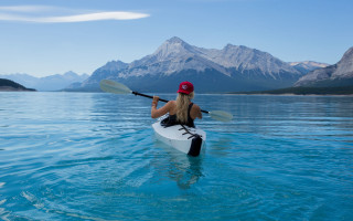 Woman red hat kayak water - a red hat free wallpaper