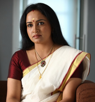 Woman sari couch necklace relaxing - still free wallpaper