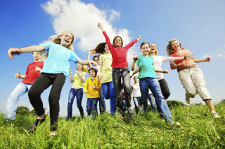 Young people jumping field grass - de hirsh margule free wallpaper