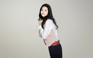Woman pink vest black pants - grey background free wallpaper