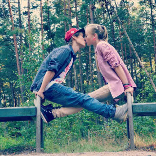 Man woman kissing bench woods - bálint kiss free wallpaper