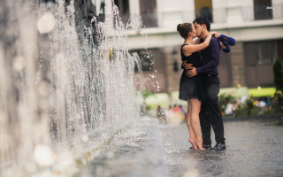 Couple hugging fountain water buildings - bálint kiss free wallpaper