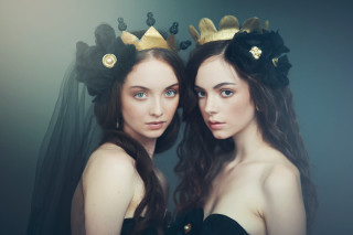 Women crowns veils posing photo - a picture together free wallpaper