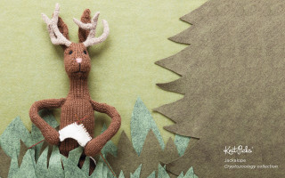 Knitted deer tree green background - eric de kolb free wallpaper