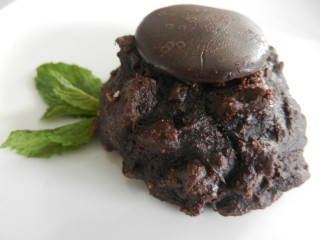 Chocolate cookie plate leaf side - a leaf free wallpaper