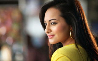 Woman long hair yellow shirt 6 - movie still frame free wallpaper
