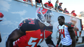 Man football uniform walking street - cleve gray free wallpaper