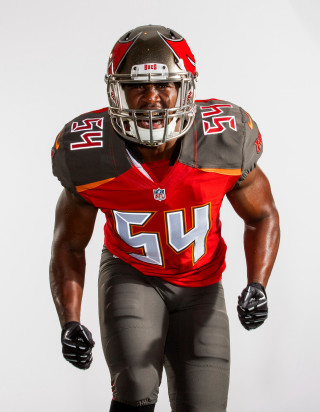 Football player posing realistic helmet - realism free wallpaper