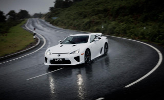 White sports car rainy road - andrew law free wallpaper