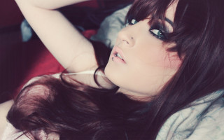 Woman lying bed hair wind - the wind free wallpaper