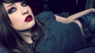 Woman red lipstick bed legs - red lipstick free wallpaper
