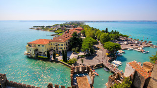 Island marina dock bridge cityscape - correggio free wallpaper