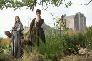 Women baskets tree castle garden - under free wallpaper