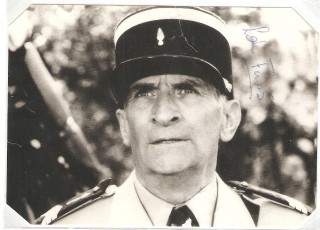 Man uniform posing picture frame - les automatiste free wallpaper