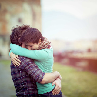 Man woman hugging park building - a man and woman free wallpaper