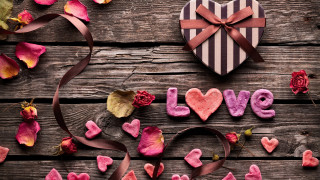 Heart shaped box bow flowers 4 - box free wallpaper