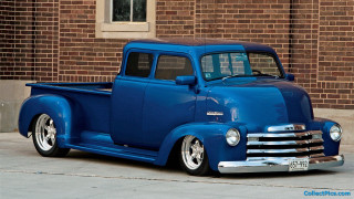 Blue truck brick building side - a blue truck free wallpaper