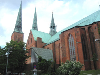 Church green roof steeples street - front view free wallpaper
