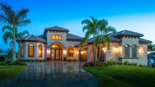 Large house windows palm trees - a large house free wallpaper