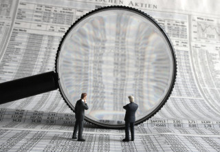 Figurines magnifyingglass newspaper berndfasching cityscape - a magnifying glass free wallpaper