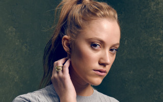 Woman ring left hand green - hand free wallpaper