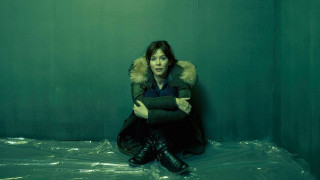 Woman sitting plastic sheet green 2 - plastic free wallpaper